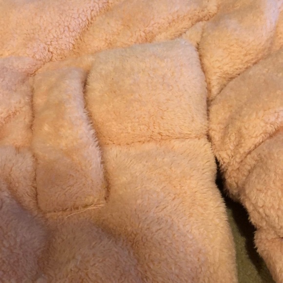 Pink fuzzy puffer jacket - Picture 2 of 9